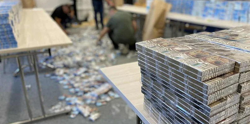 Z samochodu wypadło ponad milion papierosów - 47752