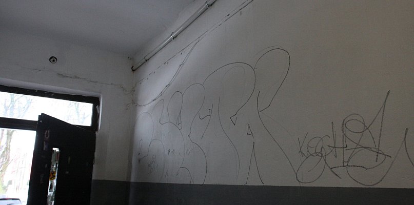 Zniszczył ścianę klatki schodowej w Kolnie - 49761