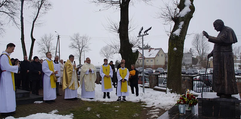 Uroczyste odsłonięcie i poświęcenie pomnika św. Jana Pawła II - 49833