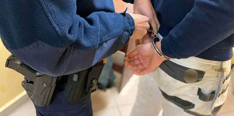 Był poszukiwany. Wpadł, bo pasażerowie nie mieli zapiętych pasów - 49914