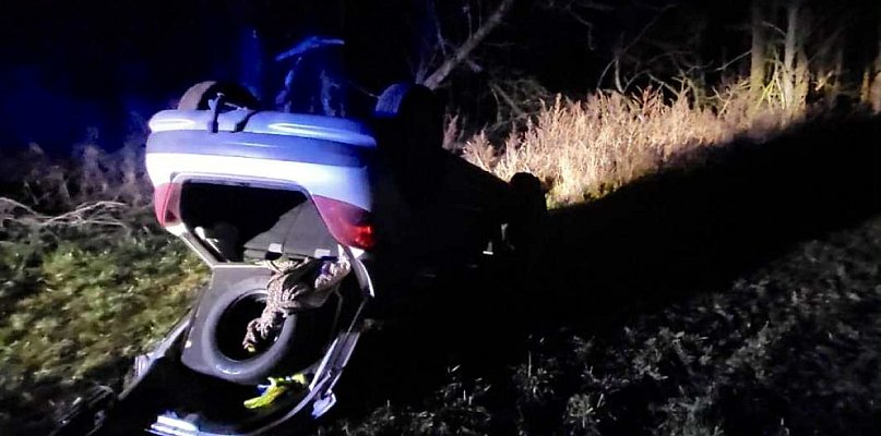 Ucieczka pijanego kierowcy zakończyła się dachowaniem - 50016