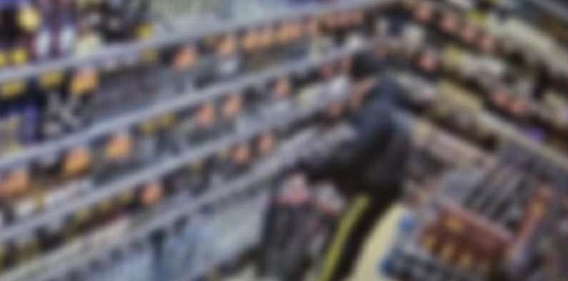 Przyłapano 69-latka, który ukradł 2 butelki spirytusu - 50100