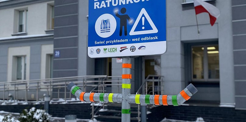 Odblaski przed komendą Policji w Kolnie - 51037