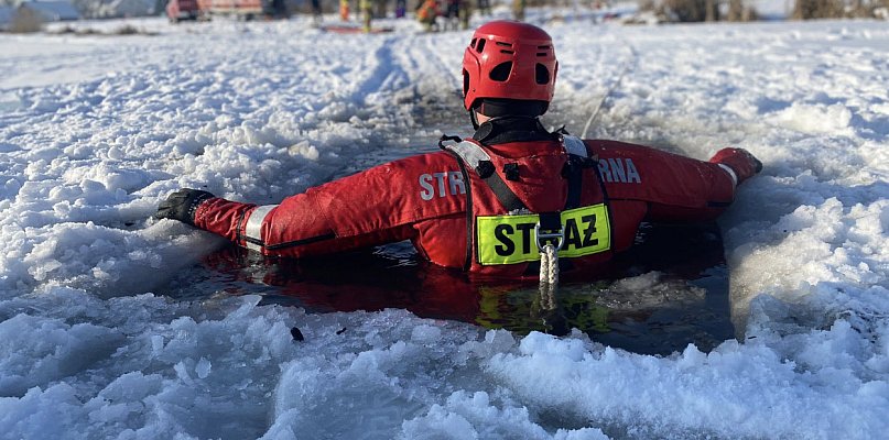 Załamał się lód. Policja już wie, jak skutecznie zareagować