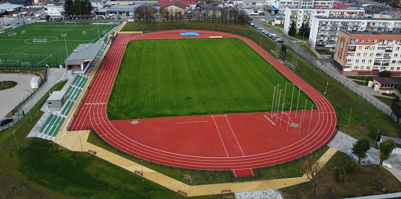 Fotowoltaika z magazynami energii na basenie i stadionie