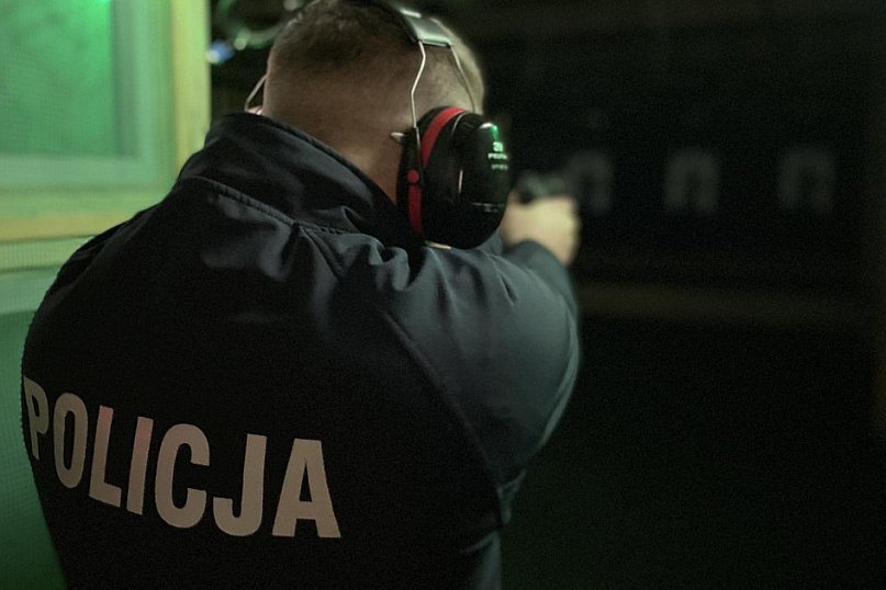 Policjanci na strzelnicy