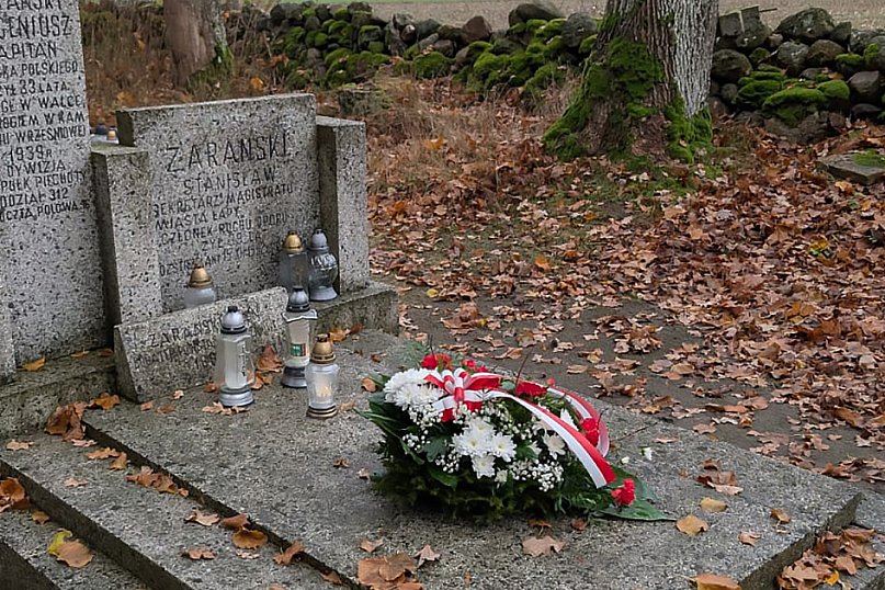 Kwiaty dla żołnierzy w gminie Stawiski