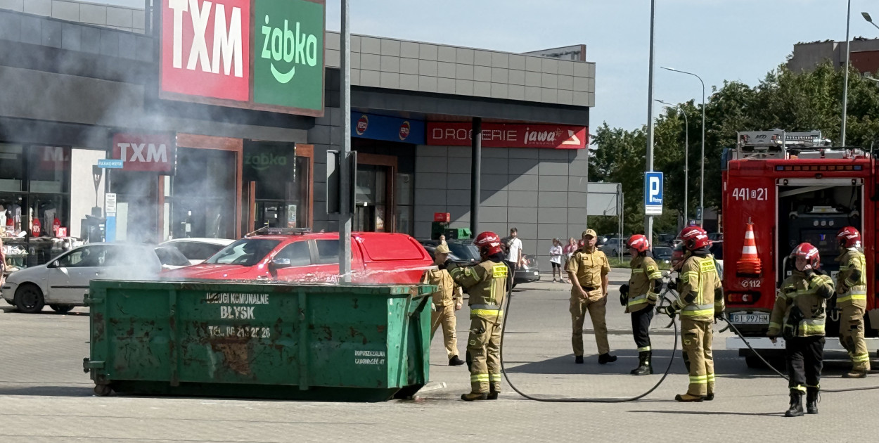 Pożar śmietnika przy galerii w Kolnie