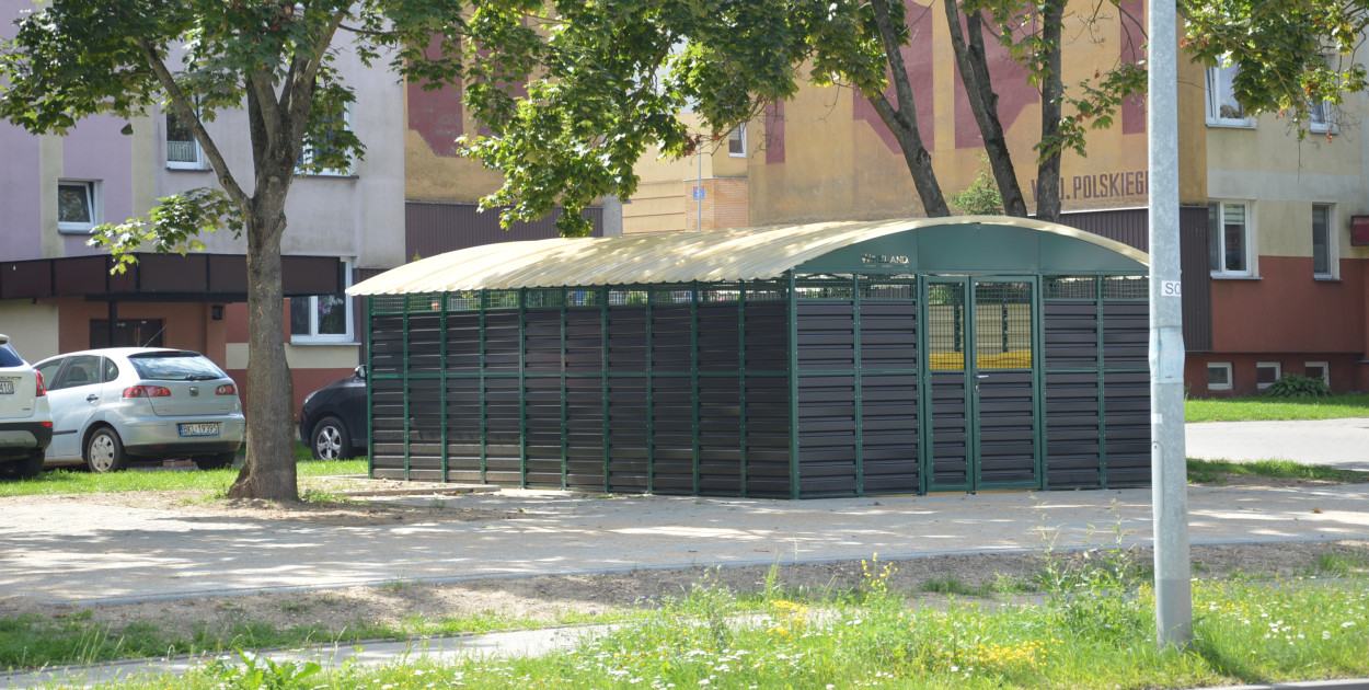 Powstała altanka śmietnikowa przy głównej ulicy