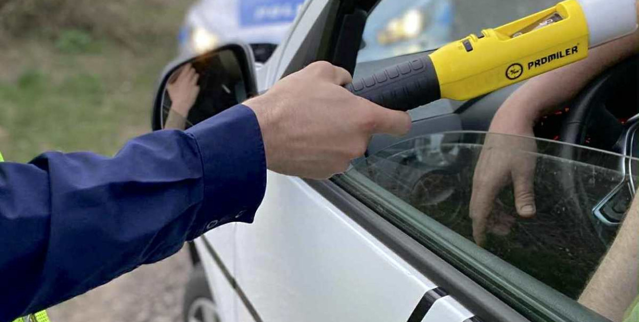 Przypominamy! Za prowadzenie pojazdu mechanicznego pomimo cofniętych uprawnień grozi kara do 2 lat pozbawienia wolności. Natomiast kierowanie pojazdem w stanie nietrzeźwości jest przestępstwem, za które kodeks karny przewiduje do 3 lat pozbawienia wolności.