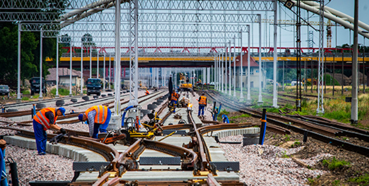 Do budowy 17 km linii wykorzystane zostanie 40 km szyn, ponad 30 tys. szt. podkładów oraz 100 tys. ton tłucznia (fot. https://www.plk-sa.pl/) 