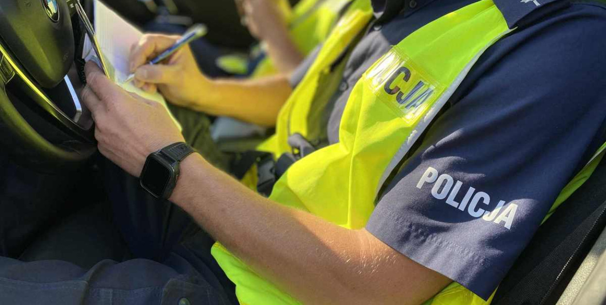 Przypominamy, że w ruchu drogowym obowiązują przepisy dotyczące tzw. recydywy. Sytuacja ta dotyczy złamania przepisów z tej samej grupy w ciągu 2 lat od ostatniego wykroczenia. Jeżeli tak się stanie, mandat drogowy będzie dwukrotnie wyższy niż dotychczas