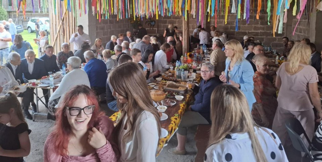 Szczególne podziękowania należą się mieszkańcom Rudy-Skroda, którzy podjęli się przygotowania tegorocznych dożynek. Ich pracowitość, pomysłowość i ogromna gościnność sprawiły, że uroczystość nabrała wyjątkowego charakteru. Dzięki ich zaangażowaniu wszyscy uczestnicy mogli poczuć rodzinną atmosferę święta, a wspólne dziękczynienie za plony na długo pozostanie w pamięci lokalnej społeczności (fot. UG Kolno)