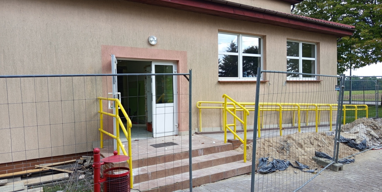 Bezpośredni beneficjenci: Dzieci w wieku 0–3 lata (do ukończenia 3. roku życia), zamieszkałe na terenie Gminy Kolno – w tym dzieci z niepełnosprawnościami. Pośredni beneficjenci: Rodzice/opiekunowie prawni dzieci do lat 3 (fot. UG Kolno)