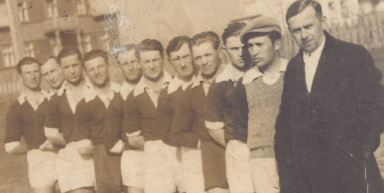 Anzelm Waszkiewicz, burmistrz Kolna w latach 1934 1939, z piłkarzami KKS (fot. archiwum MK) 