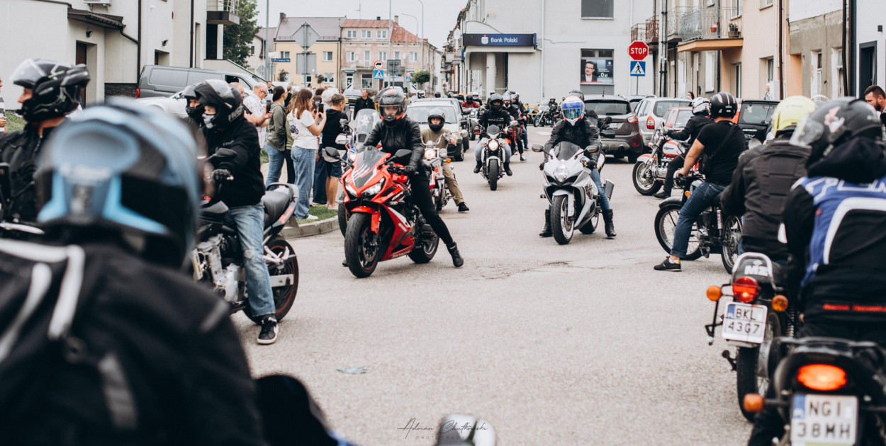 Plac przy kościele pw. św. Anny w Kolnie wypełnił (7.09) się modlitwą, radością i dźwiękiem motocykli (fot. Adrian Chutkowski)