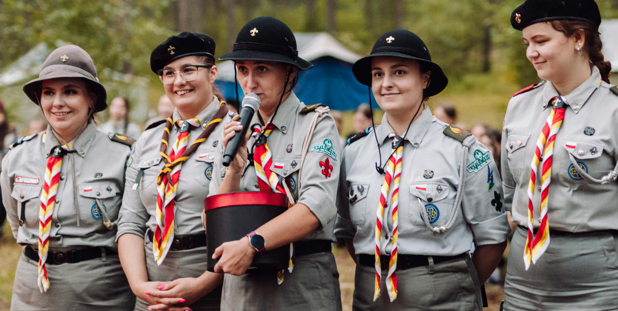 Było oczywiście harcerskie ognisko oraz sympatyczne rozmowy i wspomnienia. Nie zabrakło również prezentów i urodzinowego tortu (fot. Justyna Kajko)