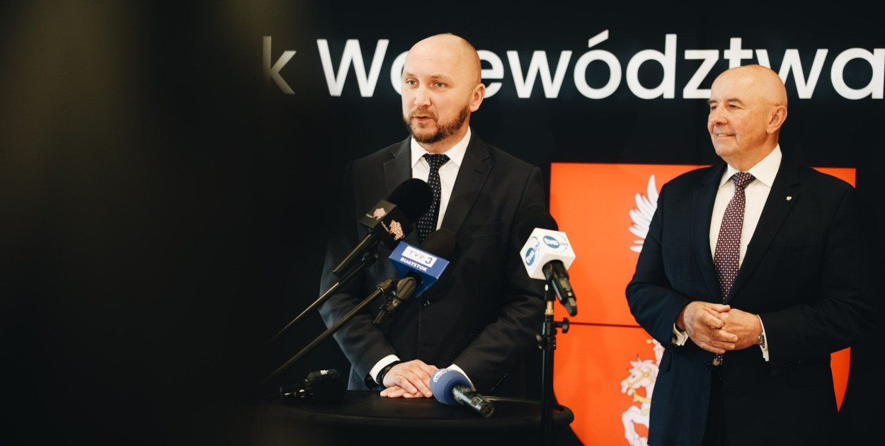 Na zdjęciu marszałek Łukasz Prokorym i przewodniczący sejmiku Cezary Cieślukowski podczas briefingu prasowego (18.09) przed obradami sejmiku (fot. fot. Krzysztof Łapiński)