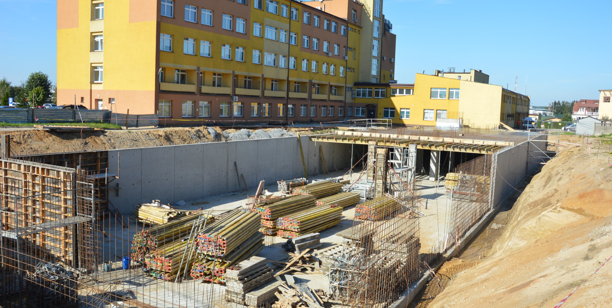 Na zadanie pn. „Utworzenie Zakładu Opiekuńczo - Leczniczego w Szpitalu Ogólnym w Kolnie” placówka otrzymała dofinansowanie w ramach Krajowego Planu Odbudowy (KPO). Kwota dotacji to blisko 20 milionów zł. Kolejne 11 milionów zł  pochodzi z budżetu Powiatu Kolneńskiego