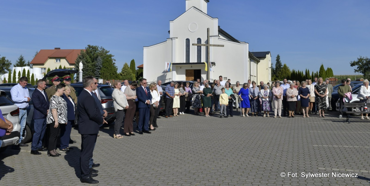 Uroczystość zgromadziła przedstawicieli władz samorządowych i organizacji społecznych: Wójta Gminy Kolno Józefa Bogdana Wiśniewskiego, Starostę Powiatu Kolneńskiego Tadeusza Klamę, przedstawicieli Stowarzyszenia Kawaleryjskiego im. Podlaskiej Brygady Kawalerii w Kolnie, radnych, sołtysów, członków rodzin Sybiraków oraz lokalną społeczność, w tym uczniów i nauczycieli Szkoły Podstawowej w Zabielu