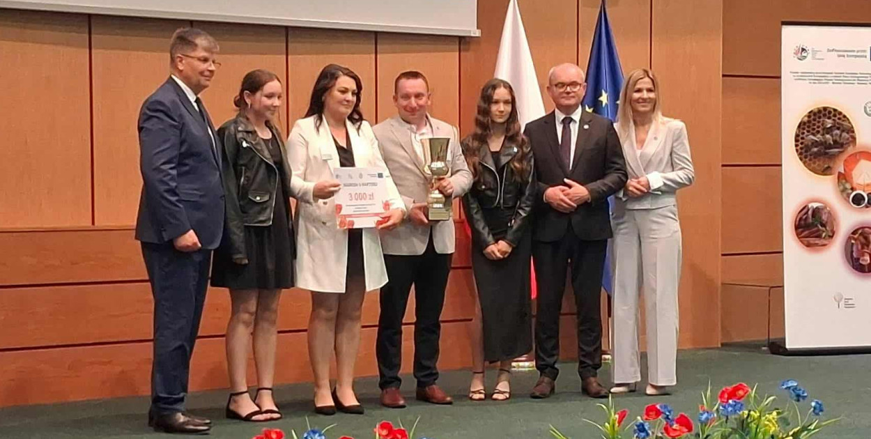 Celem konkursu jest docenienie i promocja najlepszych gospodarstw rolnych oraz firm z branży rolno-spożywczej. Ocenie podlegają innowacyjność i efektywność, liczą się także nowoczesne metody prowadzenia działalności. Komisja konkursowa w czasie wizytacji bierze także pod uwagę bezpieczeństwo pracy oraz estetykę obejścia i otoczenia gospodarstwa lub firmy (archiwum UG Grabowo)