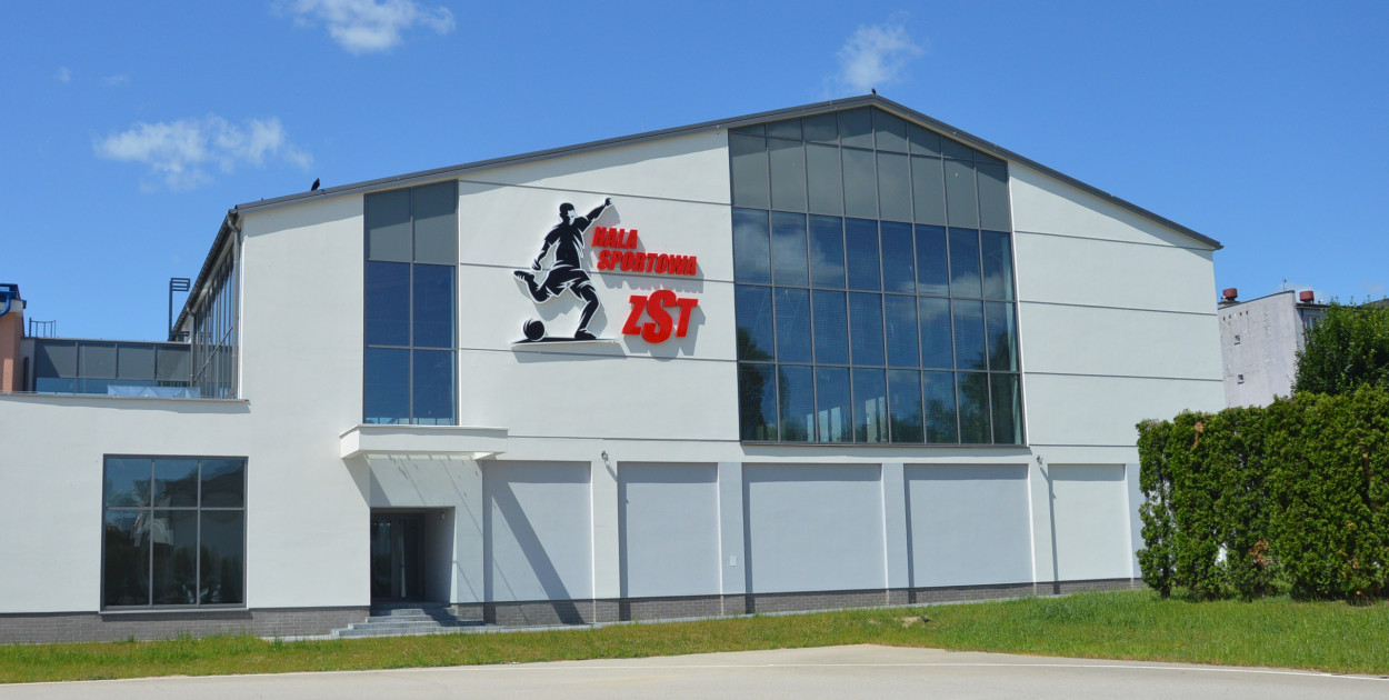 Hala sportowa została zaprojektowana z myślą o maksymalnej funkcjonalności. Obiekt jest pełnowymiarowy - o powierzchni boiska 40 x 20 m, zaś zewnętrzne wymiary to imponujące 43 x 45 m