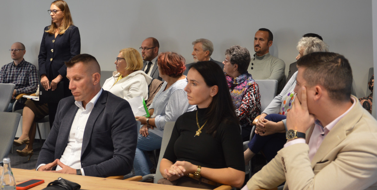 Dyrektor Długozima tłumaczy, że nie chodziło jej o przyznanie się do błędu, tylko o zastosowanie być może innej kary. Dodaje, że pan Piotr nie chciał się dogadać i od początku stał na stanowisku, że to ona robi aferę. Powtórzyła, że to nie od niej wyszła informacja do opinii publicznej. Jej dzisiejsze oświadczenie wynika wyłącznie z konieczności sprostowania tych informacji