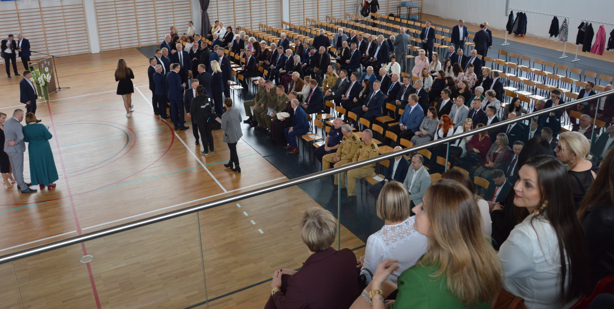 Hala Sportowa przy Zespole Szkół Technicznych w Kolnie jest jednokondygnacyjna i ma 9 metrów wysokości. Kosztowała prawie 12 mln zł, a 90 procent tej kwoty to dofinansowanie z Rządowego Funduszu Polski Ład