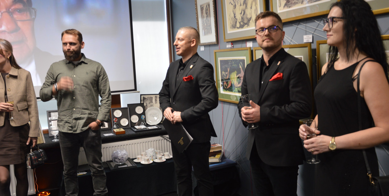 Na wystawie można podziwiać nie tylko rysunki, grafiki, szkice i ceramikę Picassa, ale także niedokończony obraz autorstwa Dory Maar - twórczyni fotografii surrealistycznej i partnerki Picassa.