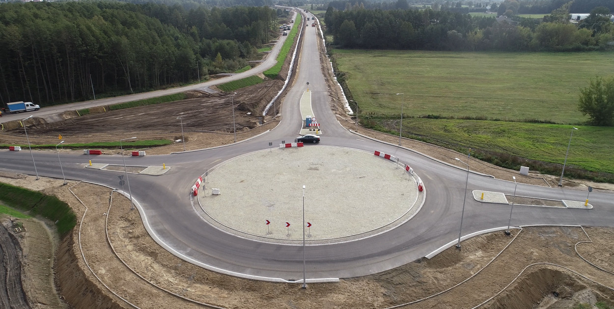 Wykonawcą zadania jest firma Trakcja SA. Inwestycja ma kosztować 77 mln zł. 44 mln zł na tę drogę to pieniądze z Rządowego Funduszu Rozwoju Dróg, pozostałe kwoty pochodzą są z budżetu samorządu województwa podlaskiego (Fot. archiwum firmy Trakcja)