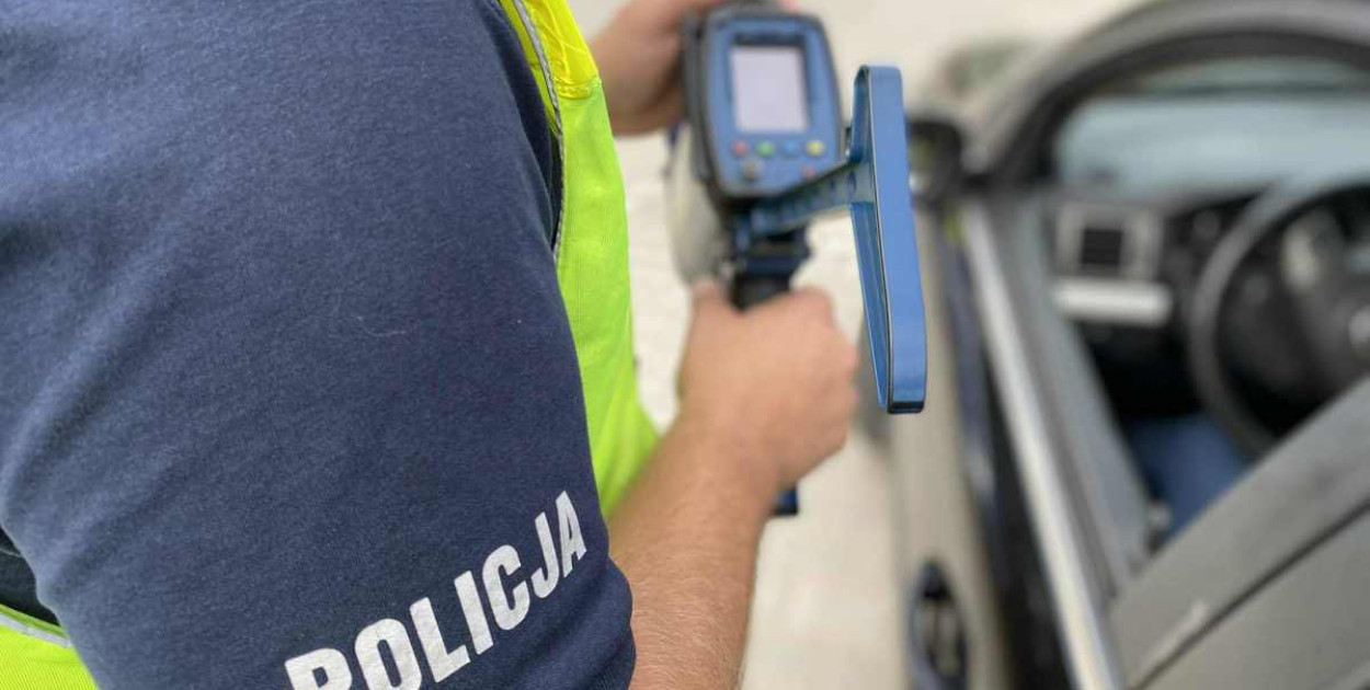 Policjanci z kolneńskiej drogówki zatrzymali prawo jazdy kierowcy, który przekroczył prędkość o ponad 50 kilometrów na godzinę w obszarze zabudowanym. Miejsce kontroli zostało wskazane przez internautów na Krajowej Mapie Zagrożeń Bezpieczeństwa