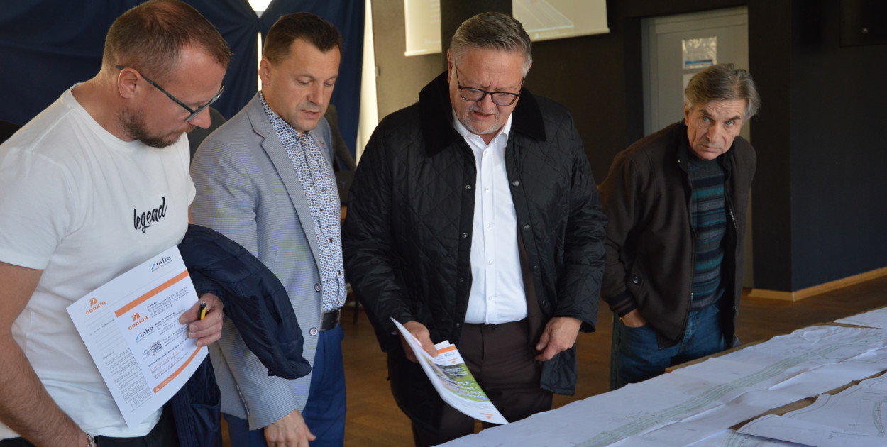 Burmistrz Kolna (trzeci z lewej) podczas spotkania poświęconego opracowaniu Studium Techniczno – Ekonomiczno – Środowiskowego z elementami Koncepcji Programowej zachodniej obwodnicy Kolna 