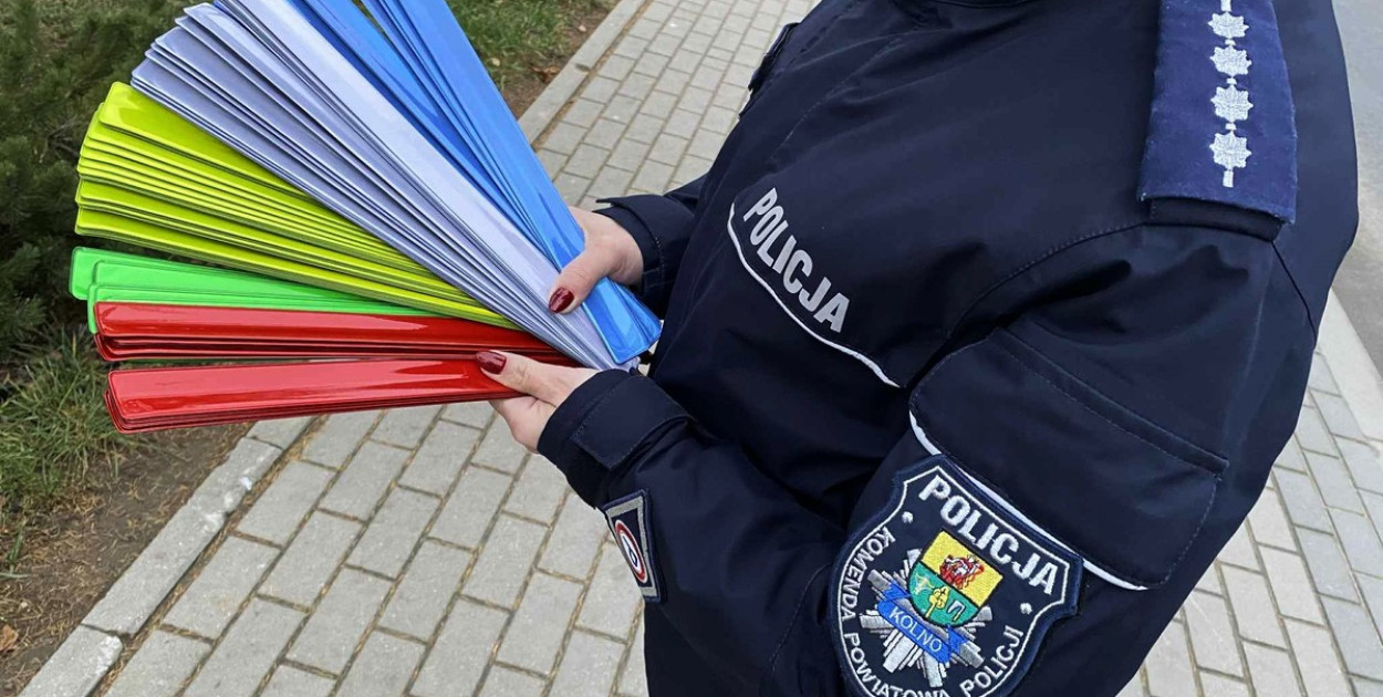 Przypominamy: zgodnie z obowiązującymi przepisami każdy pieszy, który porusza się po zmierzchu po drodze poza obszarem zabudowanym, musi mieć odblask umieszczony w sposób widoczny dla kierujących!