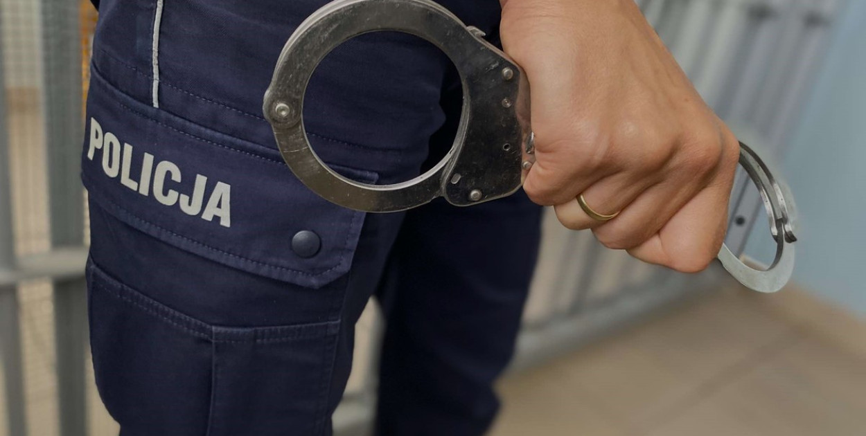 Policjanci z kolneńskiej drogówki, na jednej z ulic w Kolnie zatrzymali do kontroli mercedesa