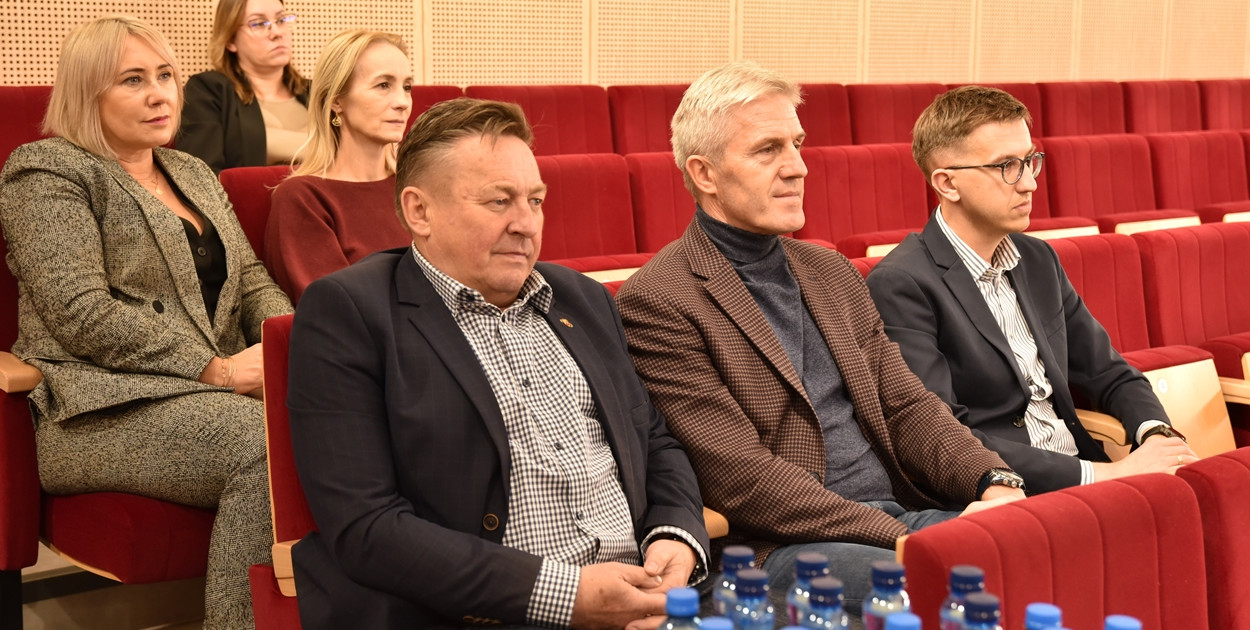Na pierwszym planie siedzą od lewej; dyrektor SP 2 Dariusz Łosiewski i dyrektor SP1 Lech Owczarczyk (fot. A. Konopka)
