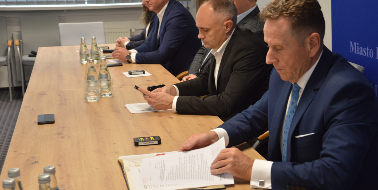 Zmiany w budżecie, sprawy oświatowe oraz inwestycje realizowane przez powiat - to główne tematy XVI sesji Rady Powiatu Kolneńskiego, która obyła się 23 października 2025 roku, w sali konferencyjnej Starostwa Powiatowego w Kolnie