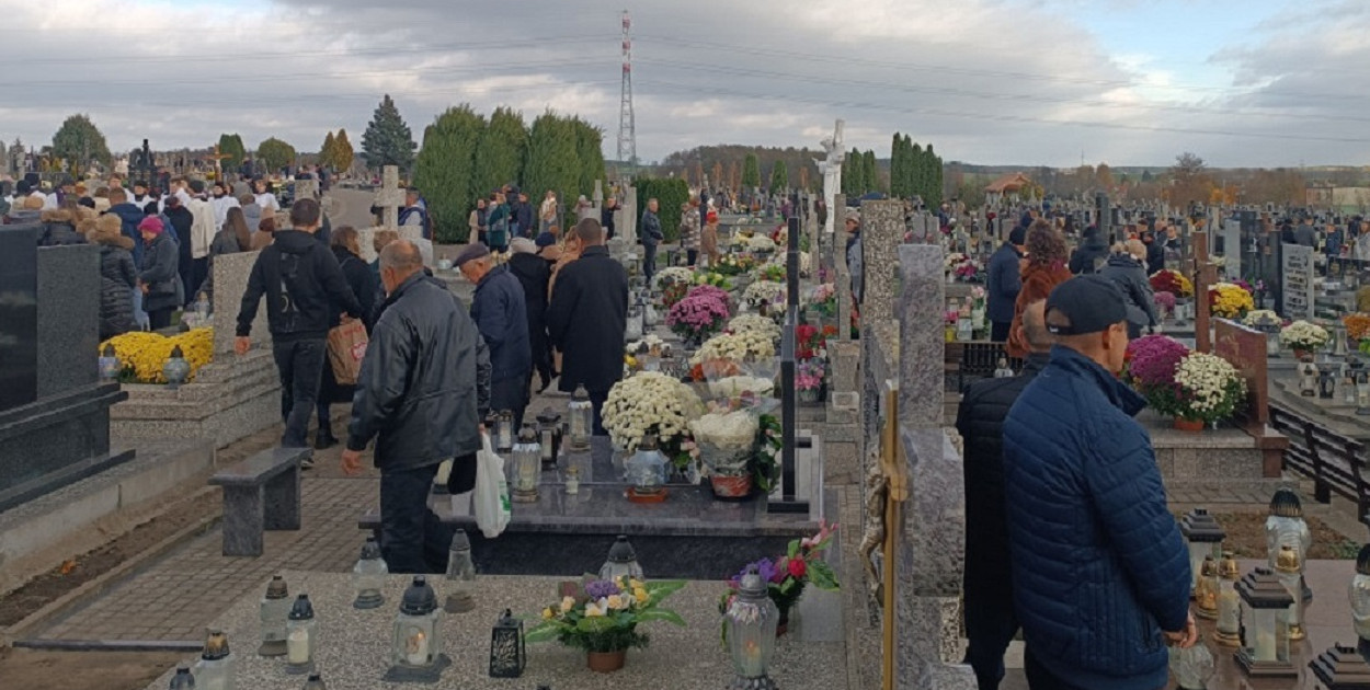 Fot. Mieszkańcy na Cmentarzu komunalnym w Kolnie w listopadzie 2024 roku