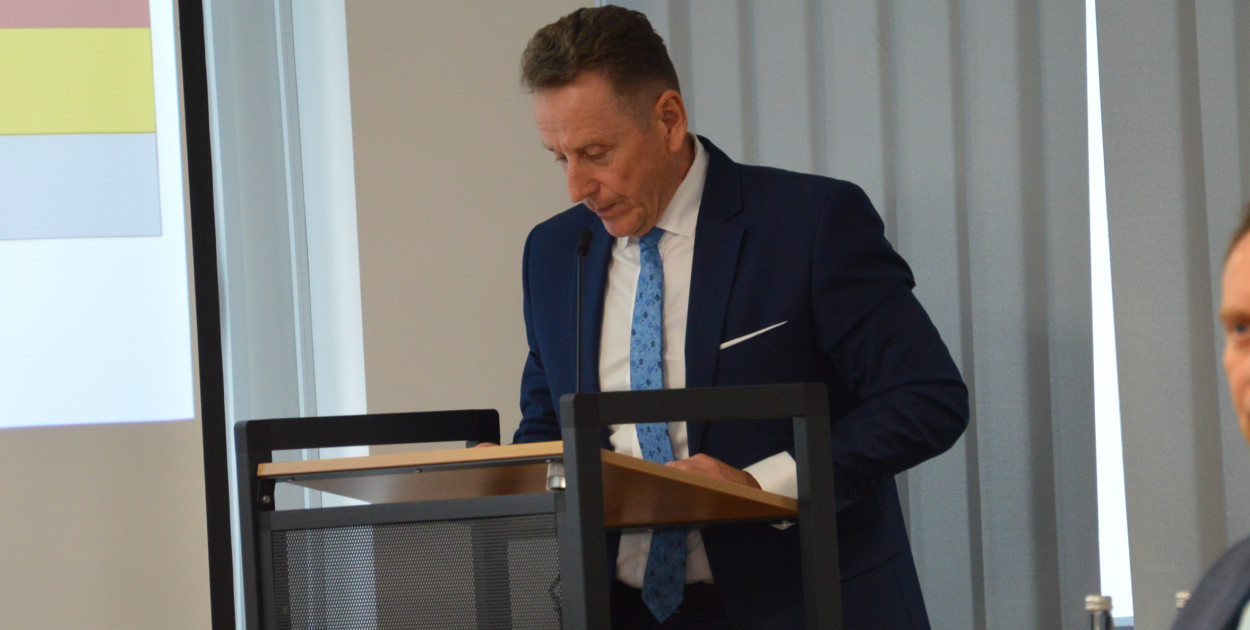 Poprzednie wynagrodzenie starosty wynosiło: wynagrodzenie zasadnicze - w kwocie  10  250 zł; dodatek funkcyjny - w kwocie 3 150 zł; dodatek  specjalny  w wysokości   30 %  sumy  wynagrodzenia  zasadniczego  i dodatku  funkcyjnego  -  w kwocie 4020; dodatek  za  wieloletnią  pracę  w wysokości  20%  wynagrodzenia  zasadniczego  -  w kwocie  2050 zł