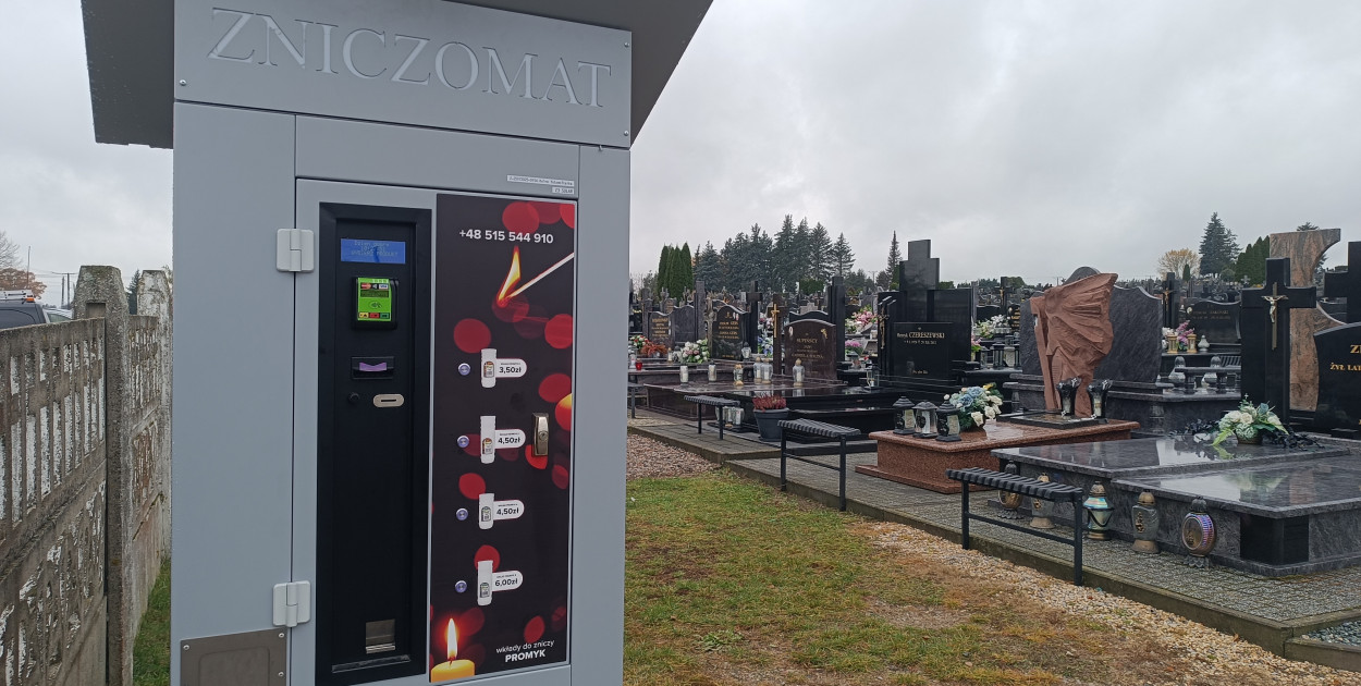 Zniczomat na kolneńskim  cmentarzu