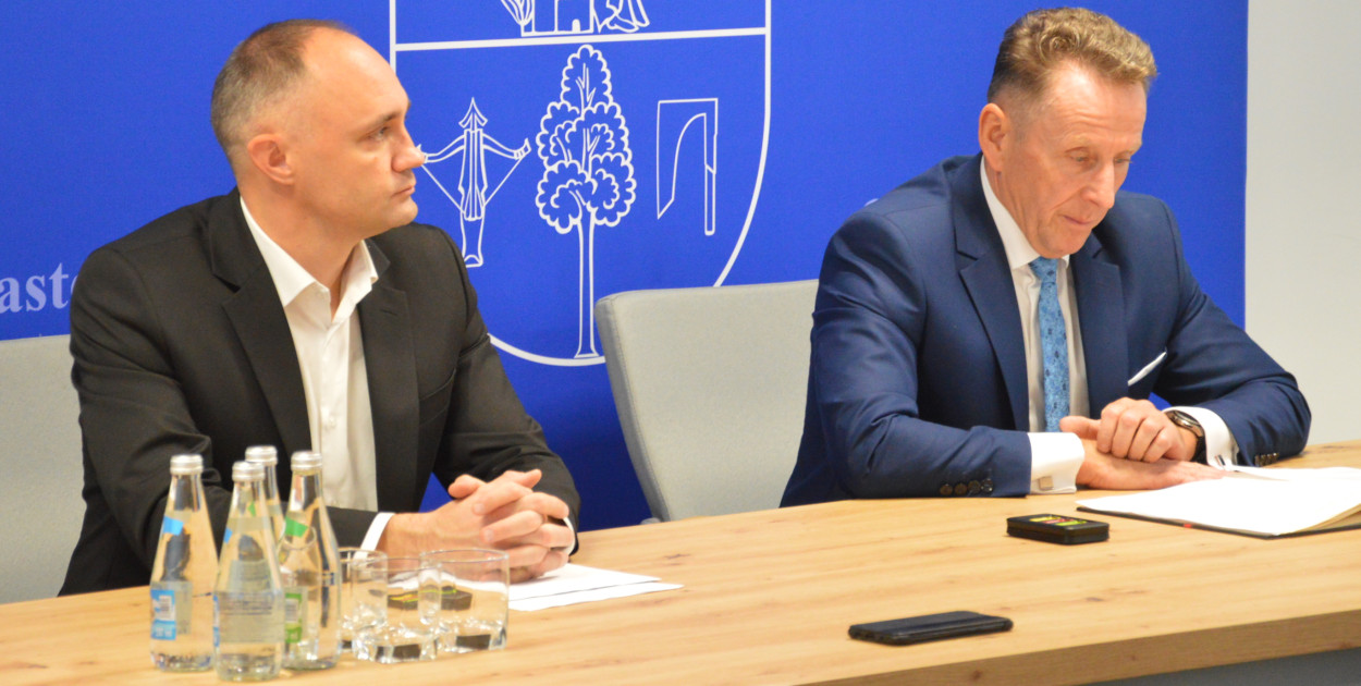 Na zdjęciu członek zarządu Tomasz Chojnowski i starosta kolneński Tadeusz Klama 