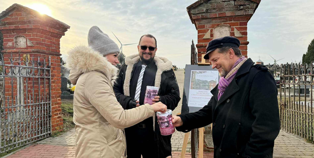 Dyrektor GOK Grabowo Dariusz Piekarski (pierwszy z prawej) podczas kwesty w Grabowie (Fot. archiwum GOK)