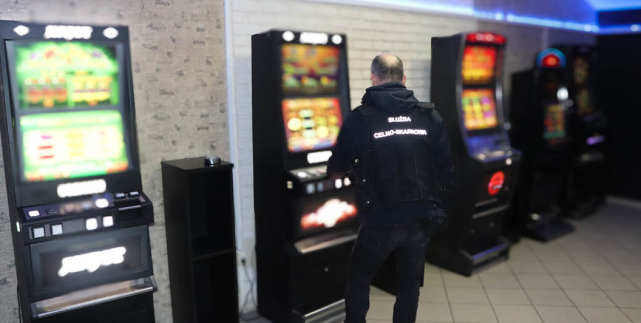 Podczas działań mundurowi zabezpieczyli łącznie 20 automatów do gier hazardowych, niemal 13 tys. zł, 5 telefonów komórkowych, a także karty pamięci (fot. KAS)