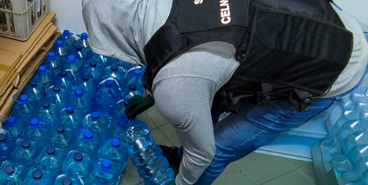 KAS przestrzega przed kupowaniem i spożywaniem alkoholu pochodzącego z nielegalnych źródeł (fot. KAS)