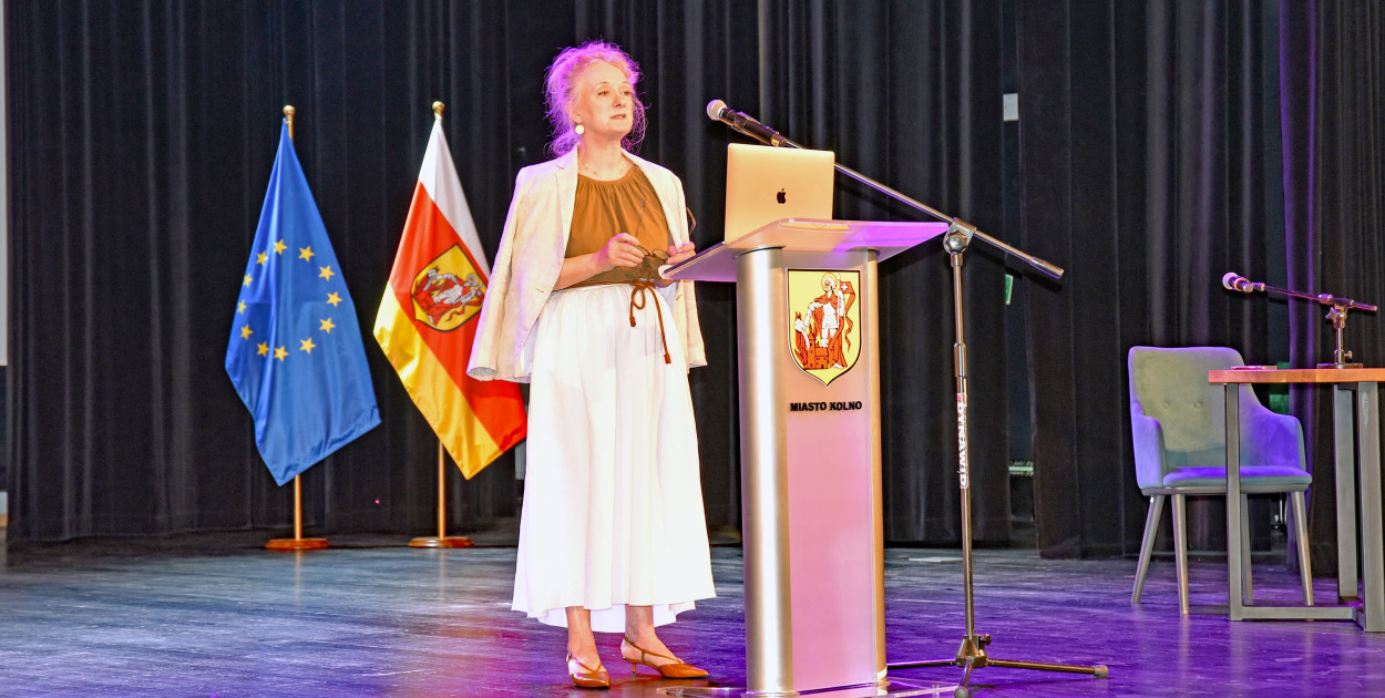 Małgorzata Frąckiewicz odwiedzi Grabowo 13 listopada. Na zdjęciu podczas konferencji historycznej w Kolnie w czerwcu 2025 roku