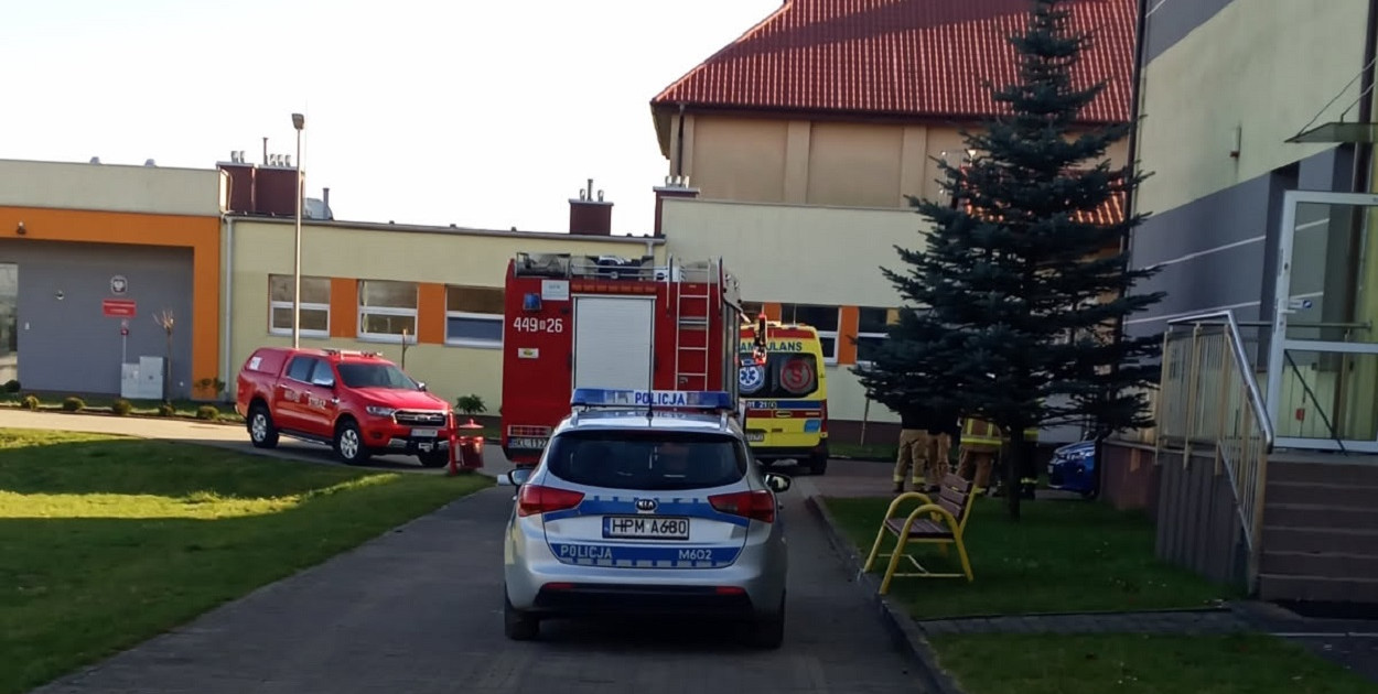 Interwencja służb w szkole podstawowej w Lachowie  (fot. nadesłane przez Czytelnika)