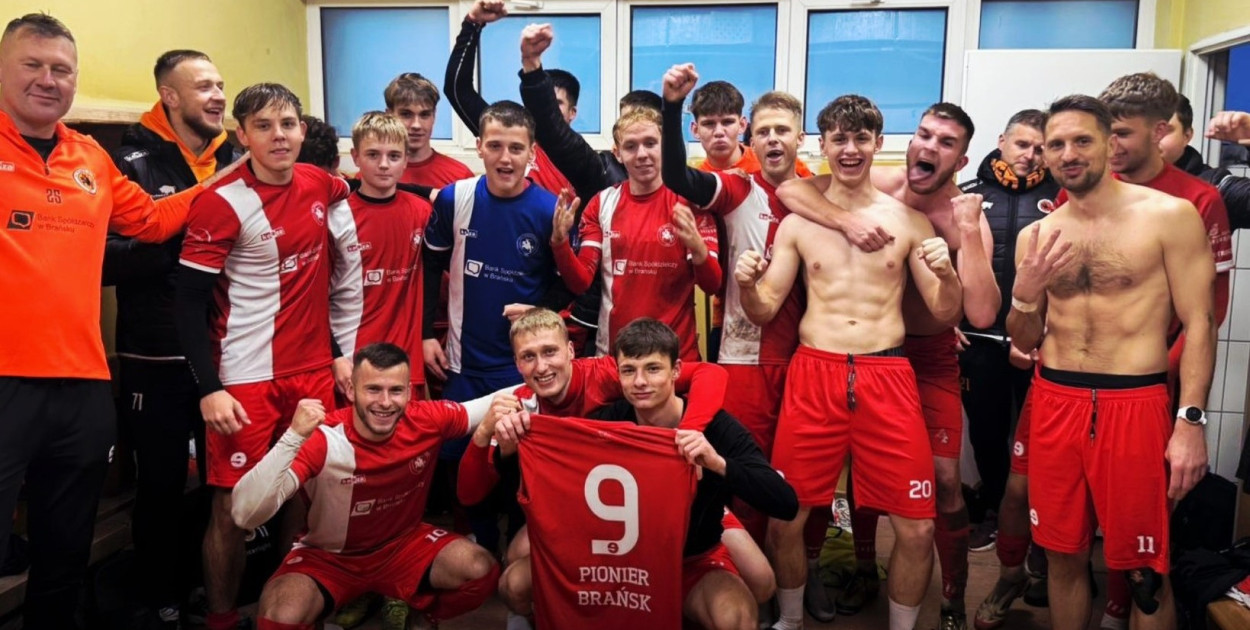 Zespół Pioniera Brańsk cieszy się ze zwycięstwa (fot. facebook)