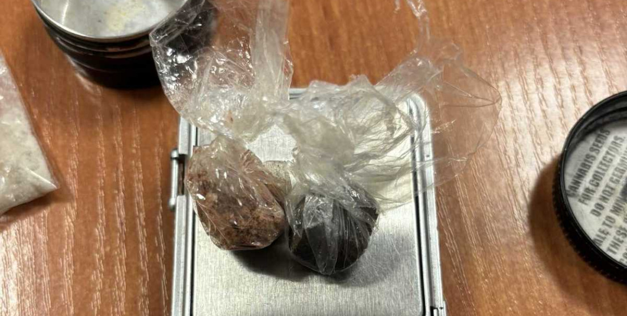 Podczas interwencji funkcjonariusze znaleźli przy nim narkotyki (fot. KPP Kolno)