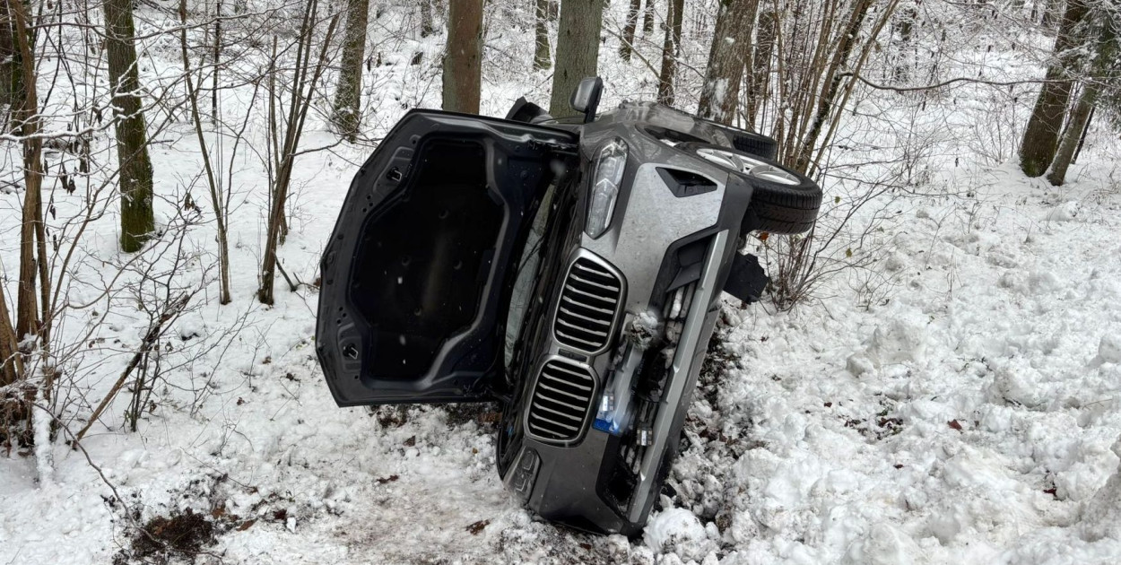 Kierujący BMW nie dostosował prędkości do warunków panujących na drodze. W efekcie stracił panowanie nad autem i zjechał z drogi do przydrożnego rowu. Samochodem kierował 39-letni mieszkaniec warszawy. Jechał sam. Na szczęście nic mu się nie stało (fot. KPP Pisz) 
