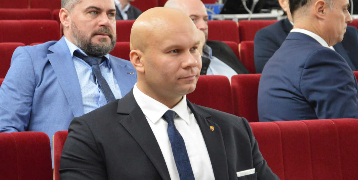 Na zdjęciu kolneński radny Łukasz Piłat