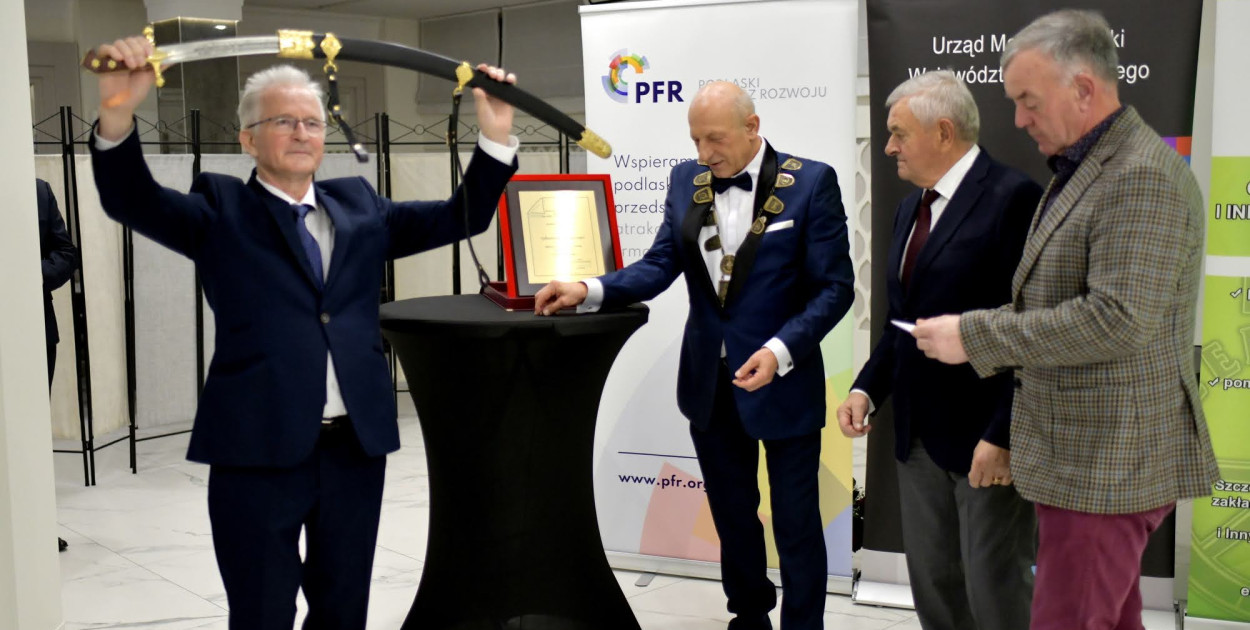 Laureat z repliką karabeli polskiej z XVIII wieku (fot. archiwum S. Nicewicza)